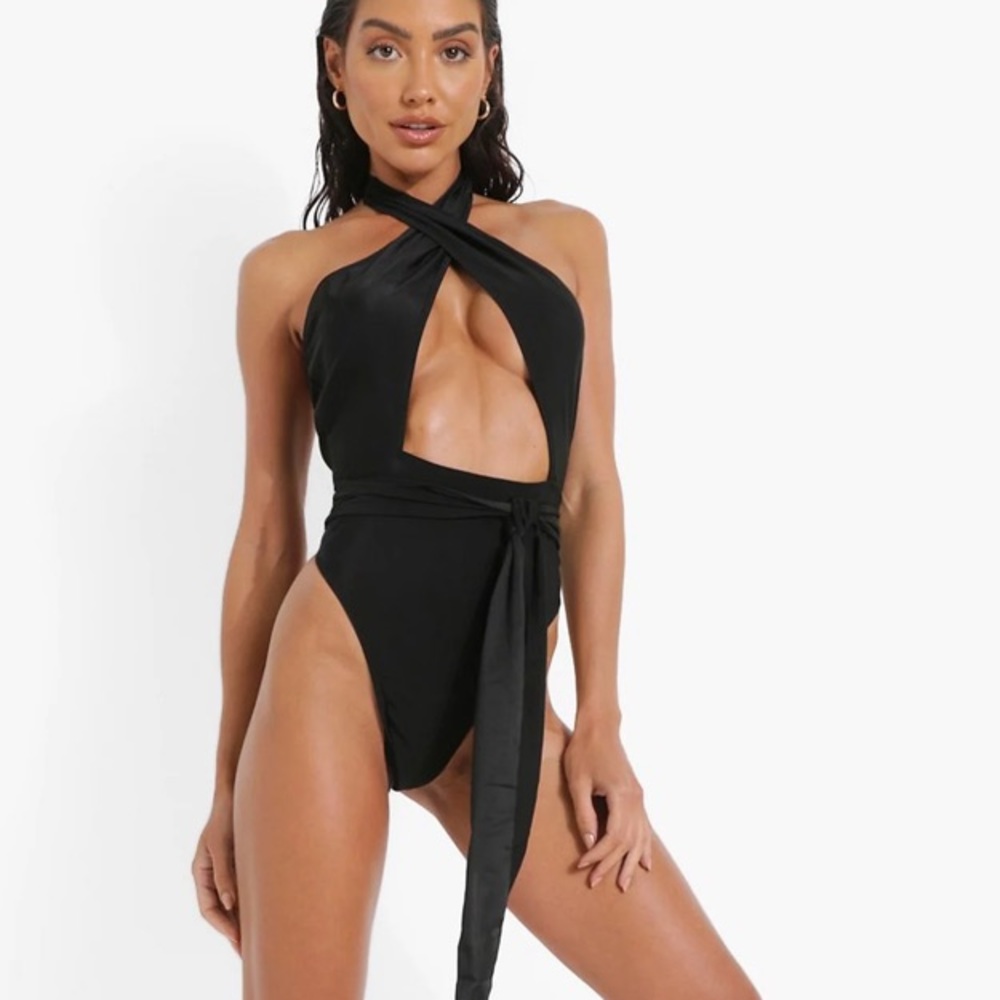 🖤 Halterneck Cut Out Swimsuit 🖤